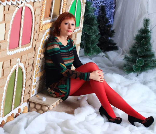 一个穿着红色长统袜的漂亮女人摆着圣诞装饰品 — 图库照片
