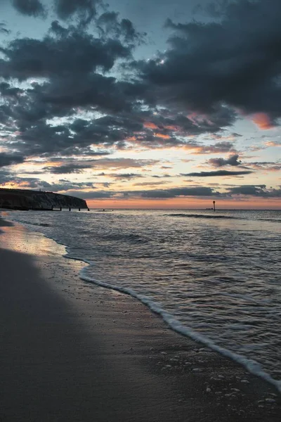 波の強い海の上に沈む夕日 ワイト島 イギリス — ストック写真