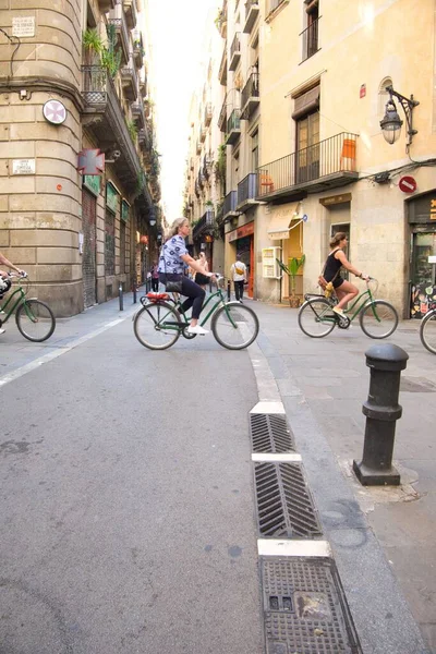 Grupa Rowerzystów Przechodząca Przez Ulicę Barcelonie Katalonia Hiszpania — Zdjęcie stockowe