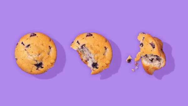 Trois Muffins Aux Myrtilles Isolés Sur Fond Violet — Photo