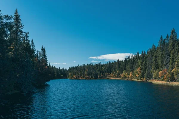 ノルウェーの秋の木々と青空が広がる十天山の十天山湖の美しい景色 — ストック写真