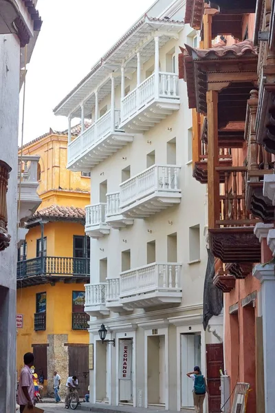 位于卡塔赫纳的一条街道的垂直镜头 街道上有五彩斑斓的建筑物 人们在哥伦比亚四处走动 — 图库照片