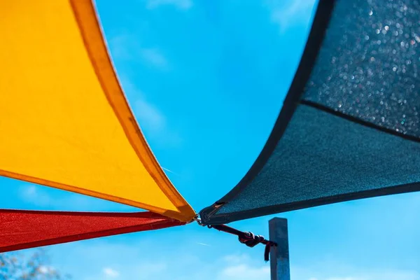 Låg Vinkel Skott Färgglada Nyans Nät Den Klarblå Himlen Solig — Stockfoto