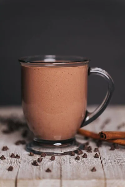 Tahta Arka Planda Bir Fincan Sıcak Çikolatanın Dikey Görüntüsü — Stok fotoğraf