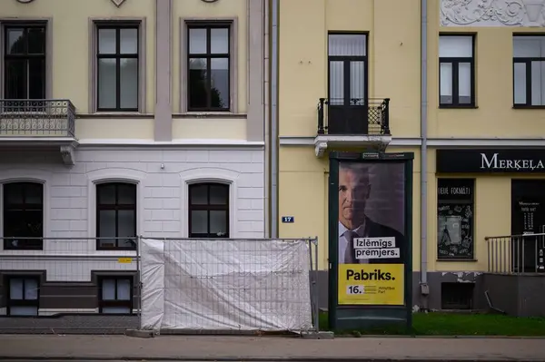 Cartaz Publicitário Numa Parede Edifício Residencial Riga Letónia — Fotografia de Stock