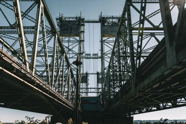 Χαμηλή Γωνία Μιας Γέφυρας Που Εκτείνεται Πάνω Από Τον Ποταμό — Φωτογραφία Αρχείου