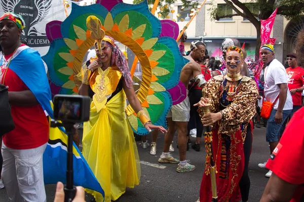 Grupo Pessoas Que Frequentam Notting Hill Carnival 2022 Reino Unido — Fotografia de Stock