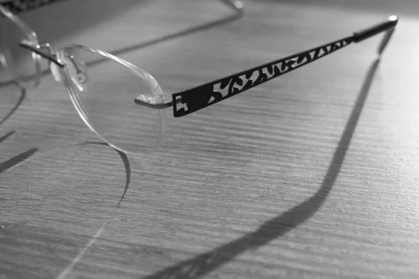 Eine Nahaufnahme Einer Noblen Brille Auf Einer Holzoberfläche — Stockfoto