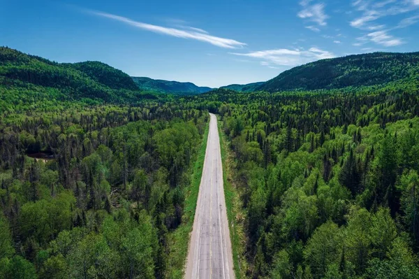 Drone Disparou Estrada Vale Sainte Marguerite Entre Árvores Montanhas Fundo — Fotografia de Stock