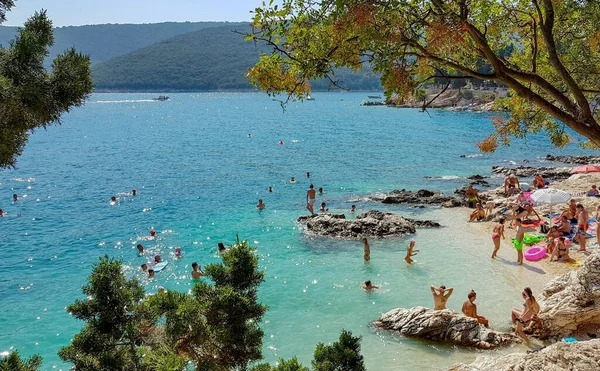 크로아티아 해변에서 사람들의 아름다운 — 스톡 사진
