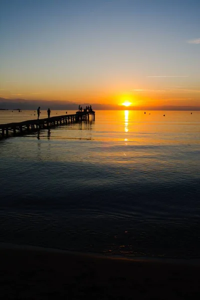Sylwetka Doku Ludźmi Morzu Podczas Zachodu Słońca — Zdjęcie stockowe