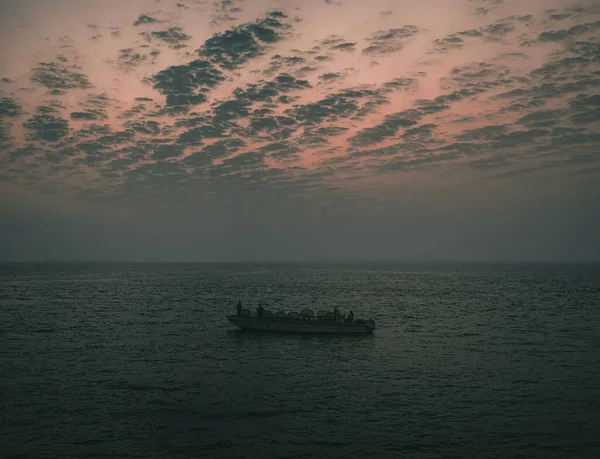 Ein Malerischer Blick Auf Ein Boot Das Ozean Schwimmt Mit — Stockfoto
