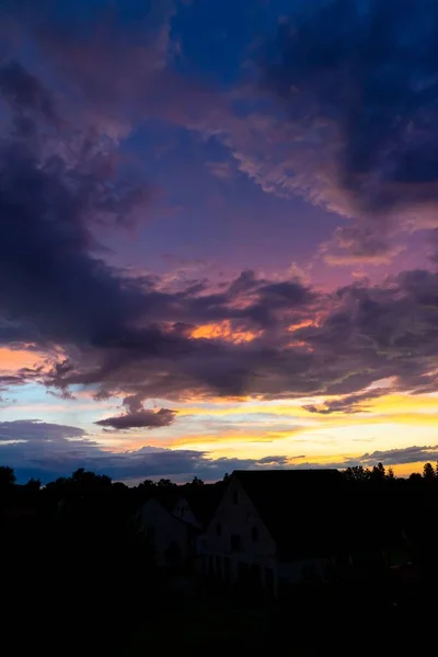 Vertikální Záběr Krásné Jasné Oblohy Západu Slunce Nad Městem Večerních — Stock fotografie