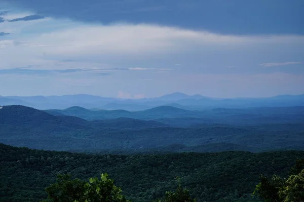 Een Prachtige Opname Van Het Bergzicht Georgië Onder Wolken — Stockfoto
