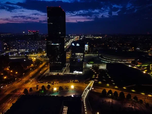 Повітряний Постріл Доріг Посеред Міських Будівель Вночі Катовіце Польща — стокове фото