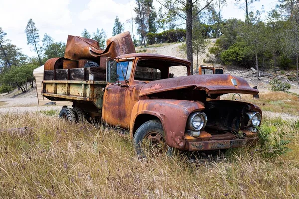 Ein Alter Zerstörter Lastwagen Der Auf Einem Feld Zurückgelassen Wurde — Stockfoto