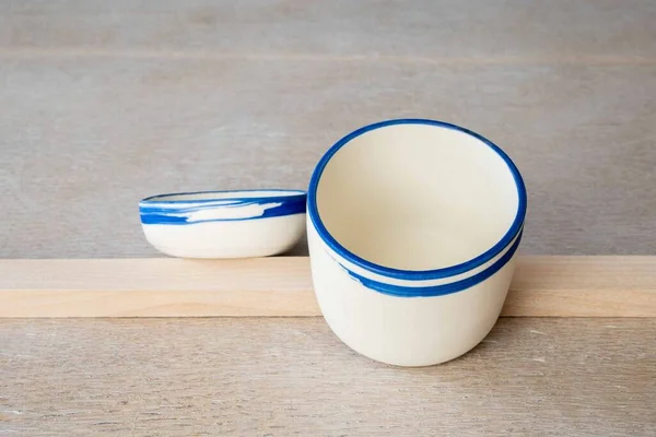 Luxus Tassen Aus Weißer Keramik Mit Blauen Linien Auf Marmorhintergrund — Stockfoto