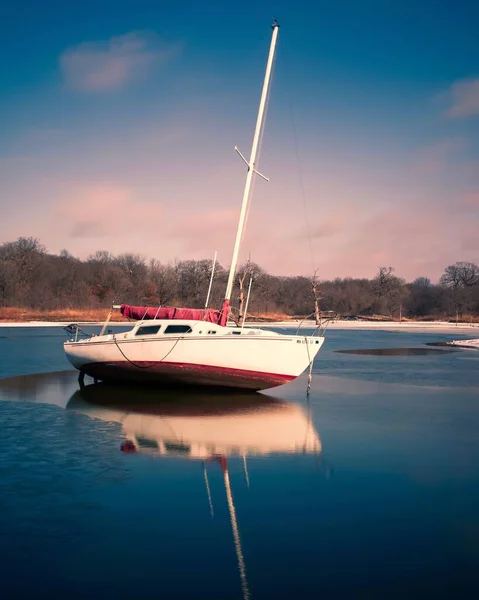 Nahaufnahme Eines Weißen Bootes Das Ufer Des Zugefrorenen Smithville Lake — Stockfoto