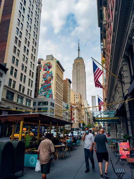 Empire State Binası Guilded Lady Manzaralı Kalabalık Bir Caddenin Güzel — Stok fotoğraf