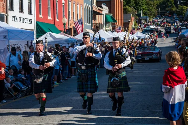 Scenic View Three Bagpipers Performing Missouri Applefest Parade — Stock Photo, Image