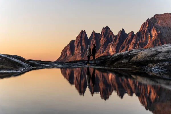 Norveç Senja Kentindeki Devils Diş Dağlarının Parlak Günbatımında Manzarası — Stok fotoğraf