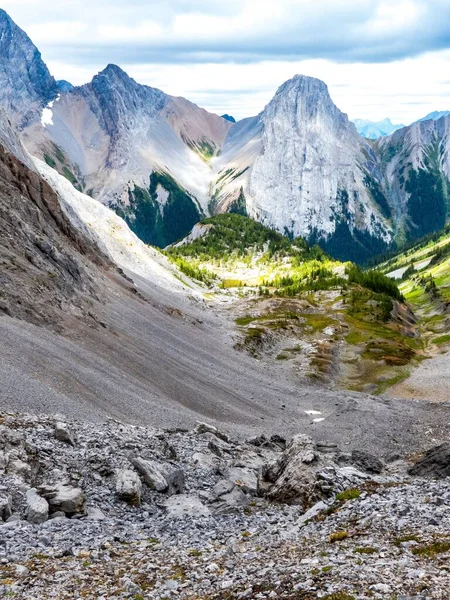 Vertical Shot Mountain Landscapes Daytime — Stock Photo, Image