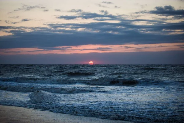夕焼け空の下 小さな波のある海の美しい景色 — ストック写真
