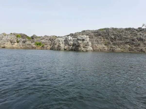 Μια Όμορφη Σκηνή Της Φύσης Βράχια Και Λίμνη Κάτω Από — Φωτογραφία Αρχείου