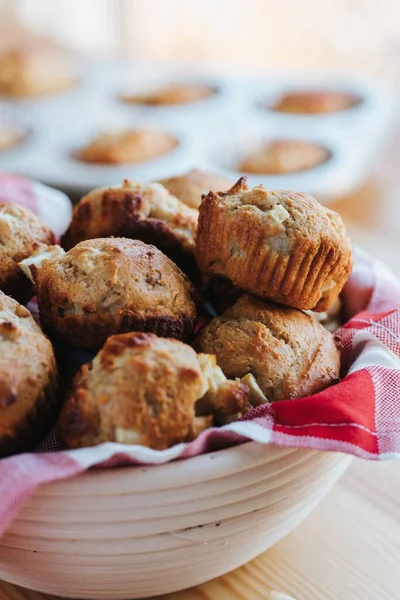 Tiro Vertical Pequenos Muffins Fundo Madeira — Fotografia de Stock