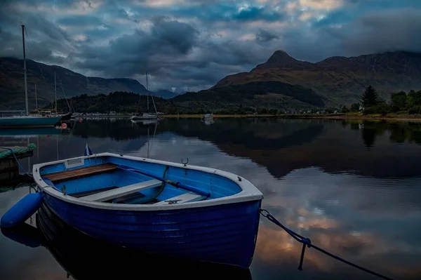 Roawing Boat Water Scotland Mountains Background Clouded Day — Stock Photo, Image