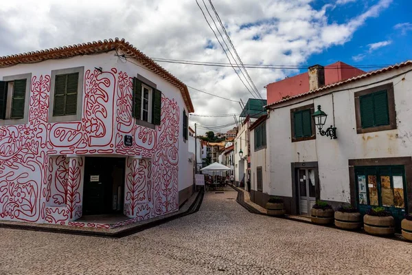 Vackra Traditionella Hus Madeira Nära Santa Cruz Portugal Med Molnig — Stockfoto