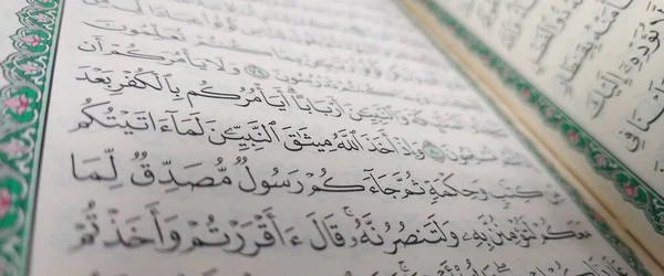 Primer Plano Libro Abierto Del Sagrado Corán Con Escritura Árabe — Foto de Stock
