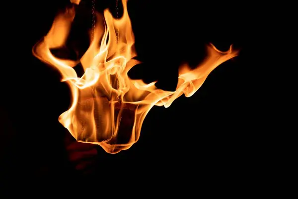 Una Hermosa Toma Una Persona Haciendo Espectáculo Poi Fuego Oscuridad —  Fotos de Stock