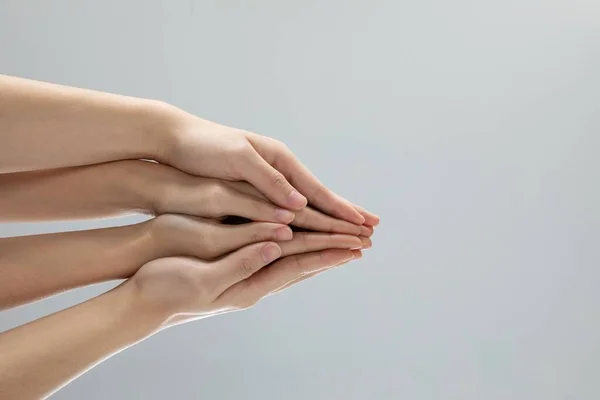 灰色の背景の前に手を触れるのを助けるのクローズアップショット — ストック写真