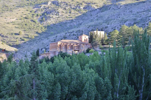 スペインのAlbarracinの山の中で歴史的な石造りの建物の美しいショット — ストック写真