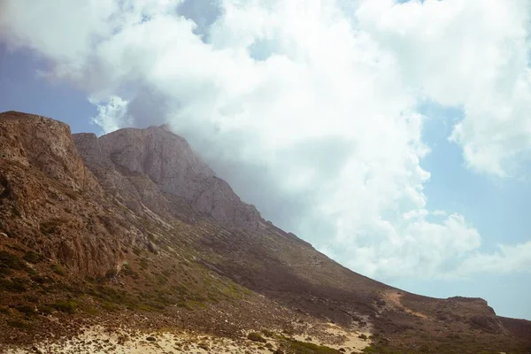 Niski Kąt Ujęcia Szczytów Górskich Dotykających Chmur Krecie Grecja — Zdjęcie stockowe