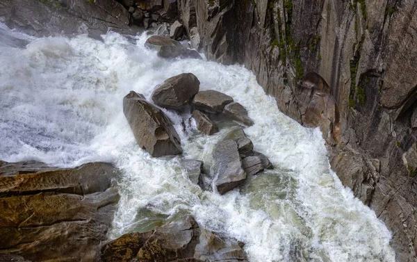 Верхній Вид Піняву Річку Протікає Через Стрімкі Скелі Гірського Перевалу — стокове фото