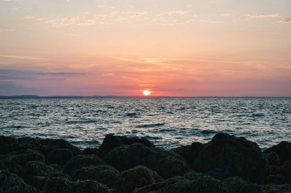 Красивый Закат Спокойное Море Перед Скальным Побережьем Летний День — стоковое фото