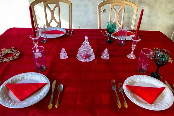 Uma Mesa Natal Vermelho Velas — Fotografia de Stock
