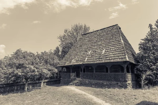 Ilie Lazar 'ın, Giulesti, Maramures köyündeki mütevazı ahşap evinin güzel bir fotoğrafı.