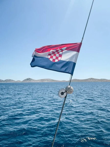 Vertikal Bild Kroatisk Flagga Med Ett Hav Och Berg Bakgrunden — Stockfoto