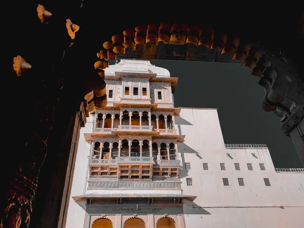 Låg Vinkel Skott Den Främre Porten Och Sajjjangarh Monsun Palace — Stockfoto