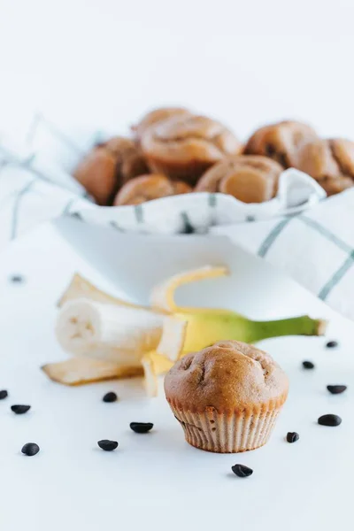 Eine Vertikale Aufnahme Von Blaubeer Muffins Auf Weißem Hintergrund — Stockfoto