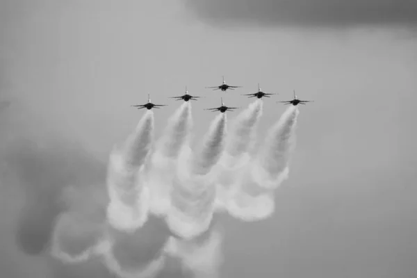 Een Grijsschaal Van Vliegtuigen Aan Hemel Tijdens Luchtshow — Stockfoto
