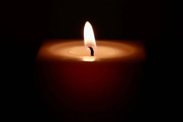 Makroaufnahme Einer Kerzenflamme Der Dunkelheit Das Konzept Einer Hoffnung Den — Stockfoto