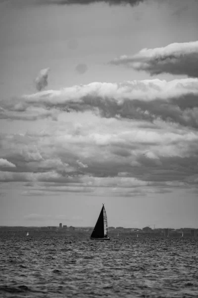 Вертикальний Сірий Знімок Вітрильного Човна Морі Проти Хмарного Неба — стокове фото