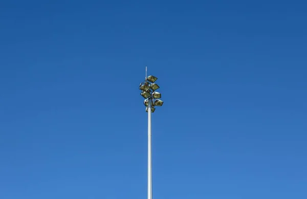 Długi Słup Lampami Ulicy Słonecznej Pogodzie Tle Niebieskiego Nieba — Zdjęcie stockowe