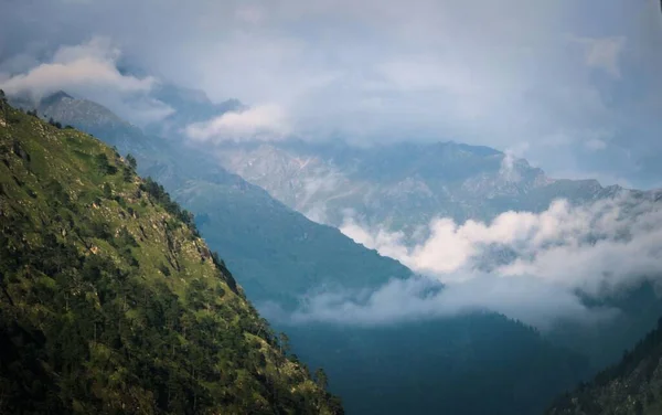 Uma Paisagem Uma Montanha Verde Com Céu Nebuloso Nuvens Brancas — Fotografia de Stock