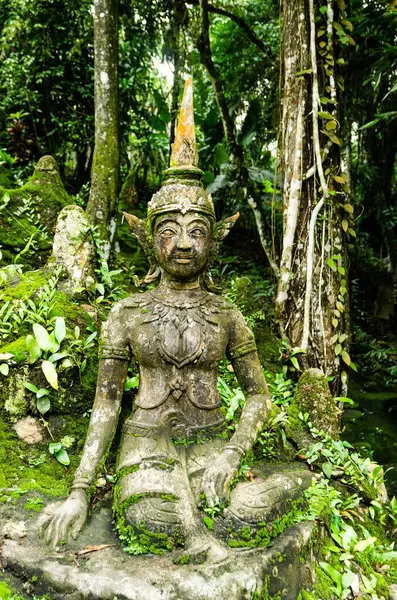 Tiro Vertical Personagem Monge Budista Antigo Feito Pedra — Fotografia de Stock
