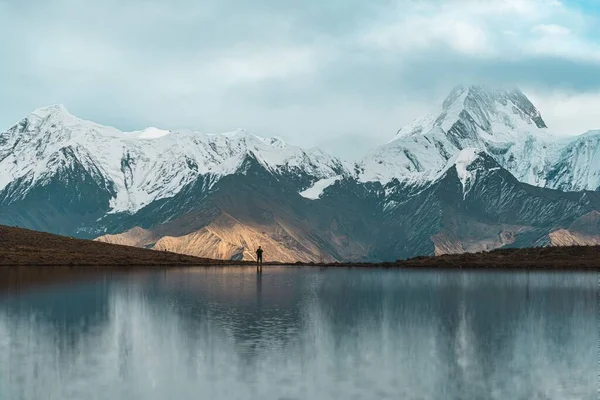 Malerischer Blick Auf Schneebedeckte Berge Die Von Wolken Bedeckt Sind — Stockfoto